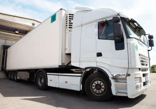 شاحنة أمام مركز توزيع جاهزة لنقل البضائع المجمدة - 1024×680 a-lorry-outside-a-distribution-centre-ready-for-transporting-frozen-goods-1024x680